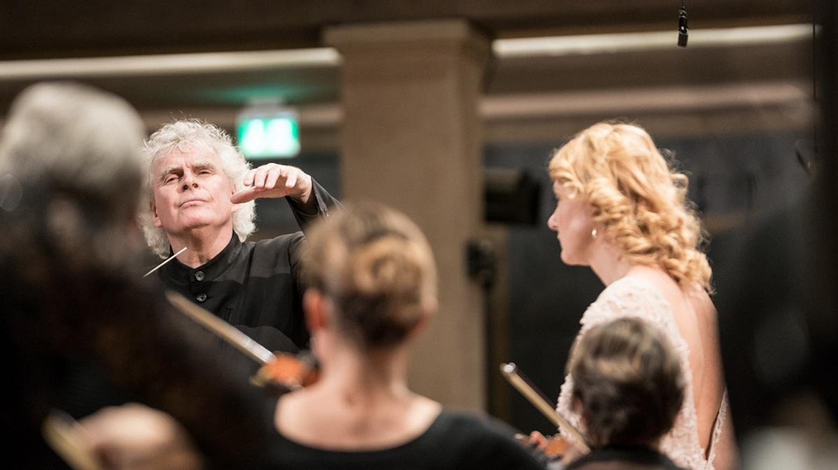 sir simon rattle dirigiert mahler
