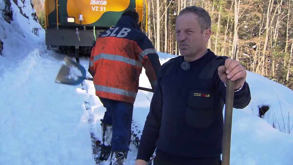 winterdienst auf schienen - stahlkolosse auf eisigen gleisen
