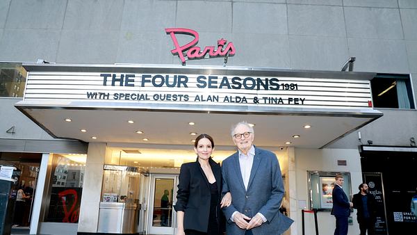 Tina Fey und Alan Alda stehen vor dem Kino Paris in New York. - Foto: Jason Mendez/Getty Images for Netflix