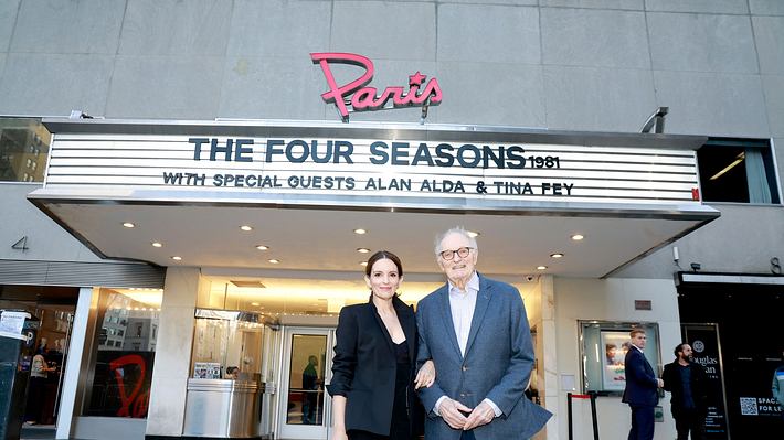 Tina Fey und Alan Alda stehen vor dem Kino Paris in New York. - Foto: Jason Mendez/Getty Images for Netflix