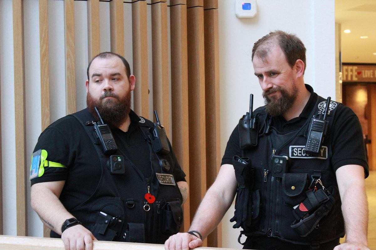 Gauner vs. Kaufhaus-Cops gauner vs. kaufhaus-cops