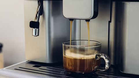 Krups Kaffeevollautomaten bei Lidl: Unglaubliche 570 Euro sparen - Foto: TVMovie.de / Canva