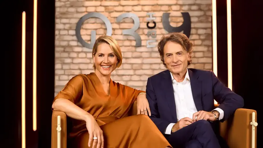 3nach9 Judith Rakers und Giovanni di Lorenzo im „3nach9“-Studio während einer Talkshow-Aufzeichnung.