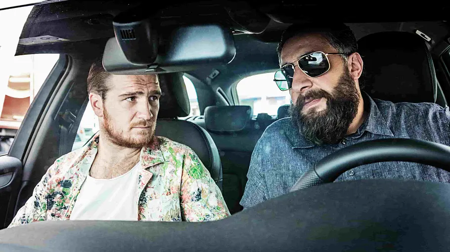 Vince (Frederick Lau) und Toni (Kida Khodr Ramadan) sitzen im Auto und unterhalten sich in der Serie „4 Blocks“.