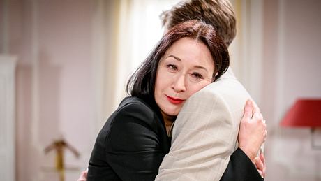 Sophia umarmt bei Sturm der Liebe ihren Sohn Henry, als sich die beiden endlich wieder annähern. Doch Henry spielt nur ein Spiel mit seiner Mutter - Foto: ARD/WDR/Christof Arnold
