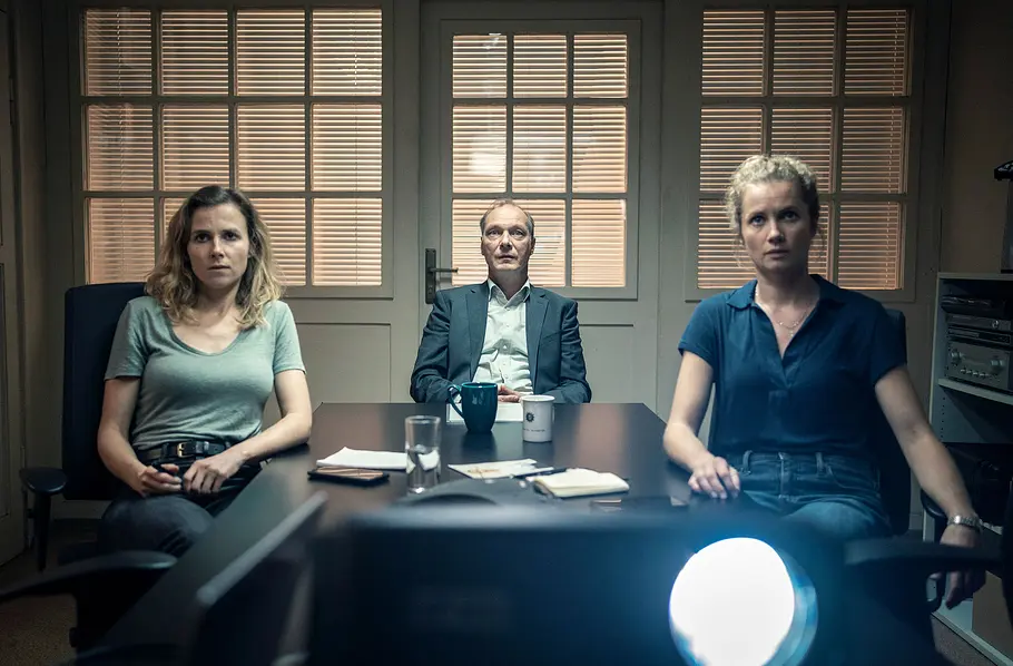 Tatort: Katz und Maus: Die Kommissar*innen Schnabel (Martin Brambach), Karin Gorniak (Karin Hanczewski) und Leonie Winkler (Cornelia Gröschel) sehen die Videobotschaft des Entführers
