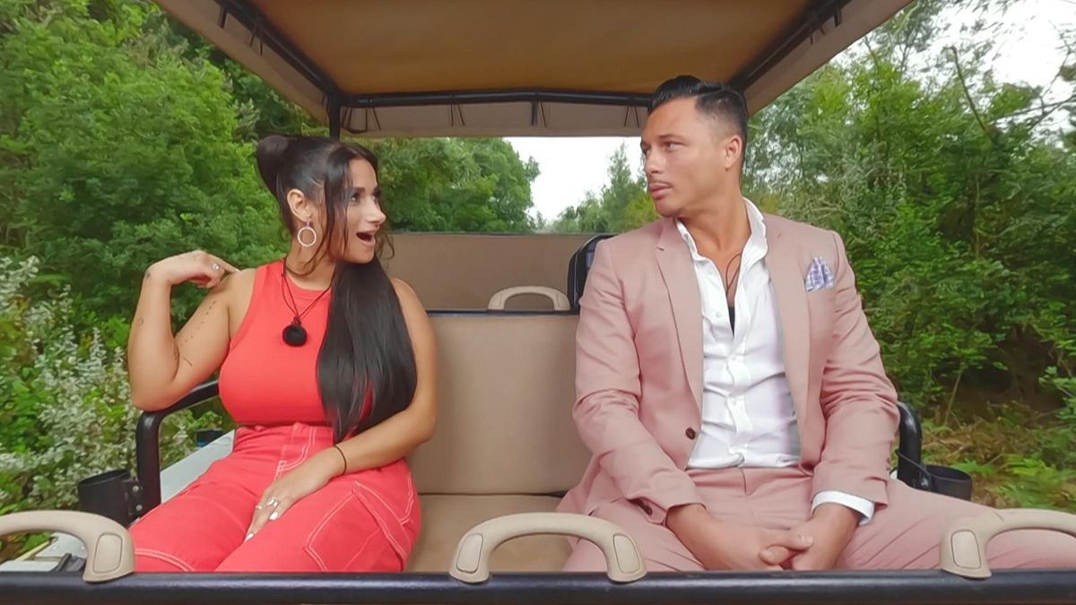 Pamela und Alan sorgen für Verwirrung bei den Fans. Pamela und Alan sitzen im wagen. Sie schaut ihn mit offenem Mund an.