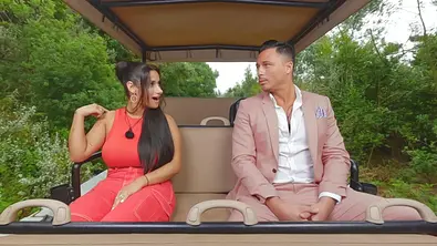 Pamela und Alan sitzen im wagen. Sie schaut ihn mit offenem Mund an. - Foto: RTL