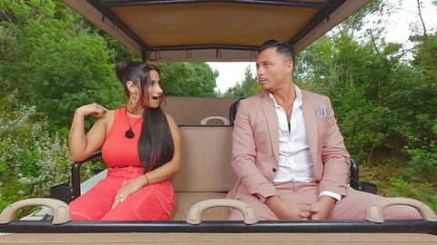 Pamela und Alan sitzen im wagen. Sie schaut ihn mit offenem Mund an. - Foto: RTL