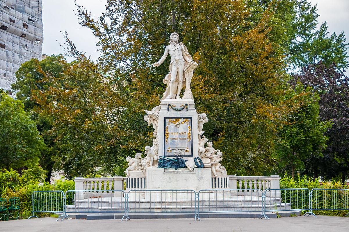 der junge mit der perücke