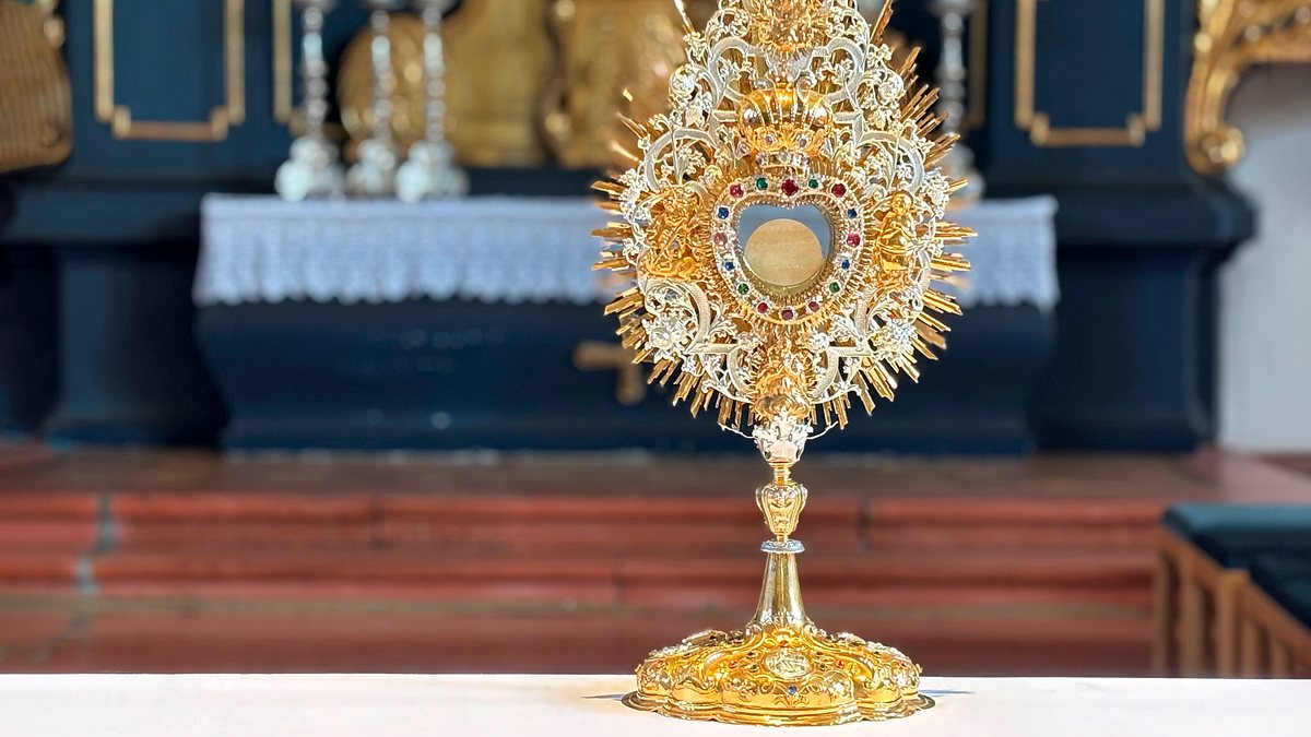 katholischer gottesdienst mit prozession an fronleichnam