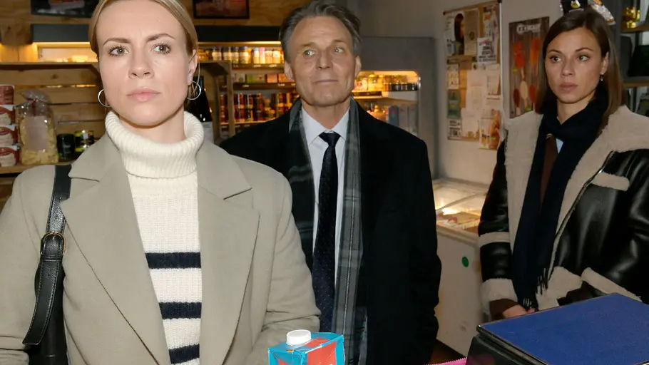 Haben die Gerners Zoe im Griff? Zoe schaut ernst, während Gerner wissend lächelt.