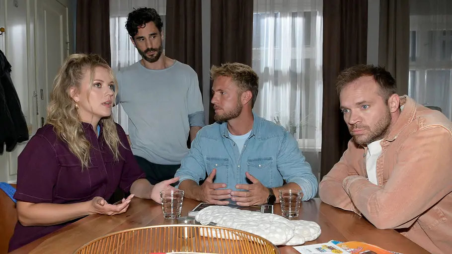 Ziehen Paul und Alicia in Ninas Wohnung? Alicia, Paul, Erik und Tobias debattieren.