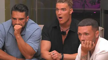 Marwin bei „Temptation Island VIP“ zusammen mit den anderen Männern. - Foto: RTL