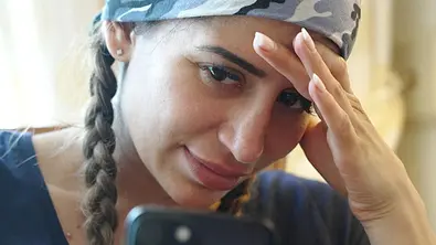 Eva Benetatou schaut ernst und hält sich die Hand am Kopf. - Foto: RTL