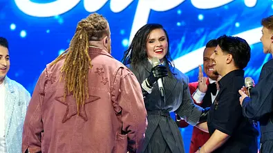 Paco und Constance lachen auf der DSDS-Bühne. - Foto: RTL / Stefan Gregorowius