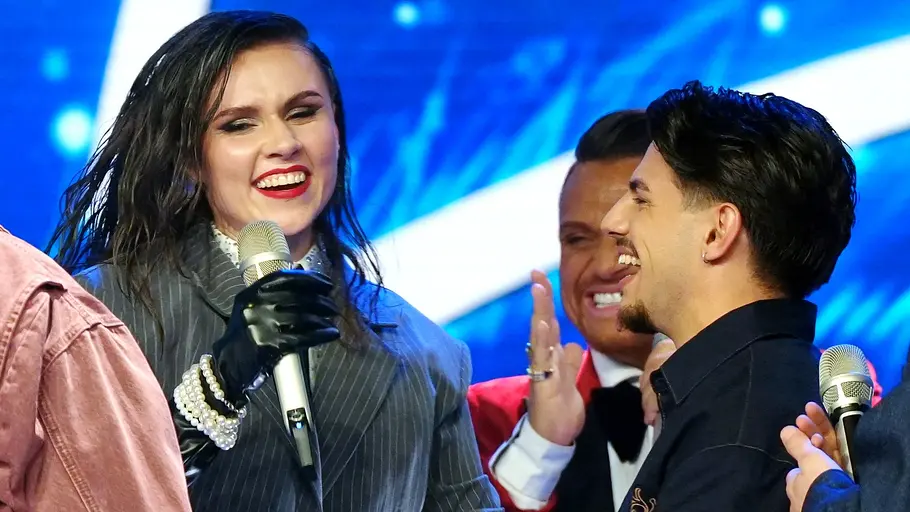 Paco und Constance sind in dem Zoff im Loff involviert. Paco und Constance lachen auf der DSDS-Bühne.