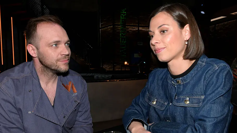 Erik und Matilda versöhnen sich. Erik schaut Matilda verliebt an.