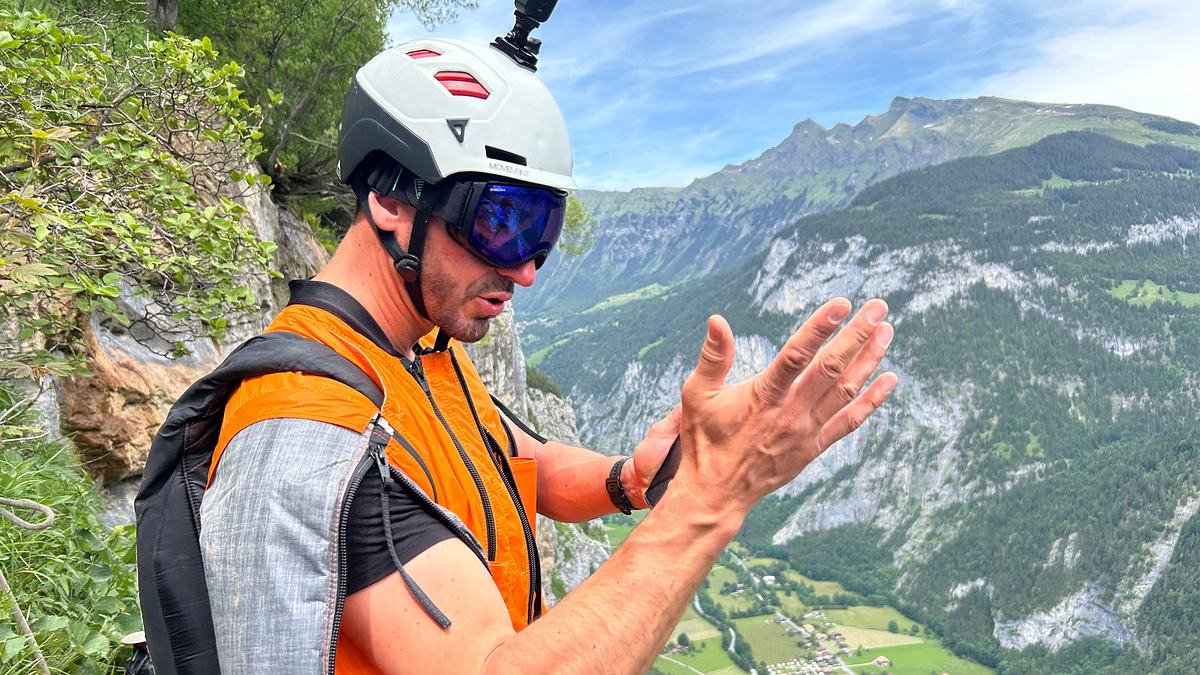 schweiz - wingsuit-basejump im tal des todes