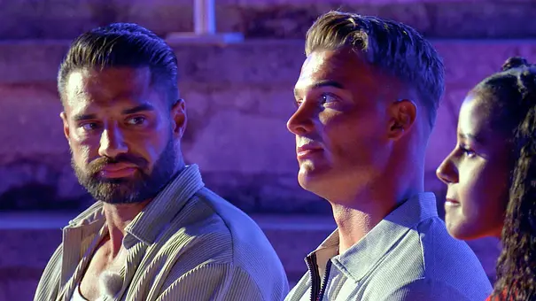 Aleks, Marwin und Brenda sitzen beim Lagerfeuer. Aleks schaut zu Brenda rüber. - Foto: RTL Aleks, Marwin und Brenda sitzen beim Lagerfeuer. Aleks schaut zu Brenda rüber. - Foto: RTL