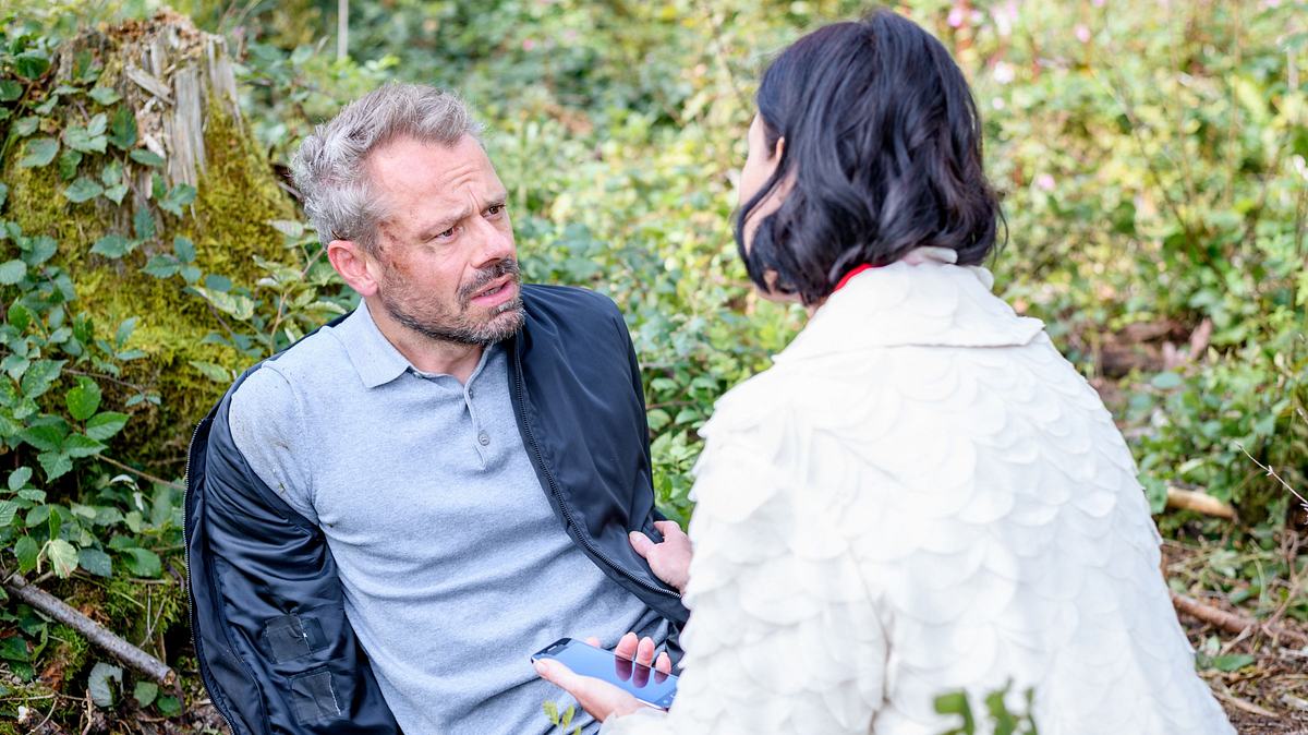 Erik bei Sturm der Liebe in Lebensgefahr Erik guckt erschrocken Sophia an