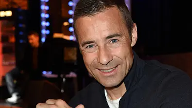 Kai Pflaume wurde von Leserinnen der Zeitschrift auf einen Blick zum schönsten Moderator gewählt. - Foto: Getty Images