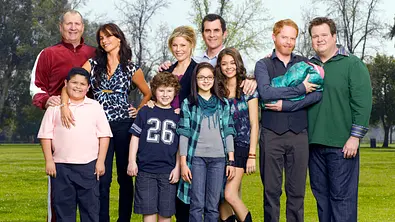 In Staffel 5 von Modern Family gab es Familienzuwachs bei Jay und Gloria - jetzt wird ein neuer Darsteller für die Rolle des Kindes gesucht.