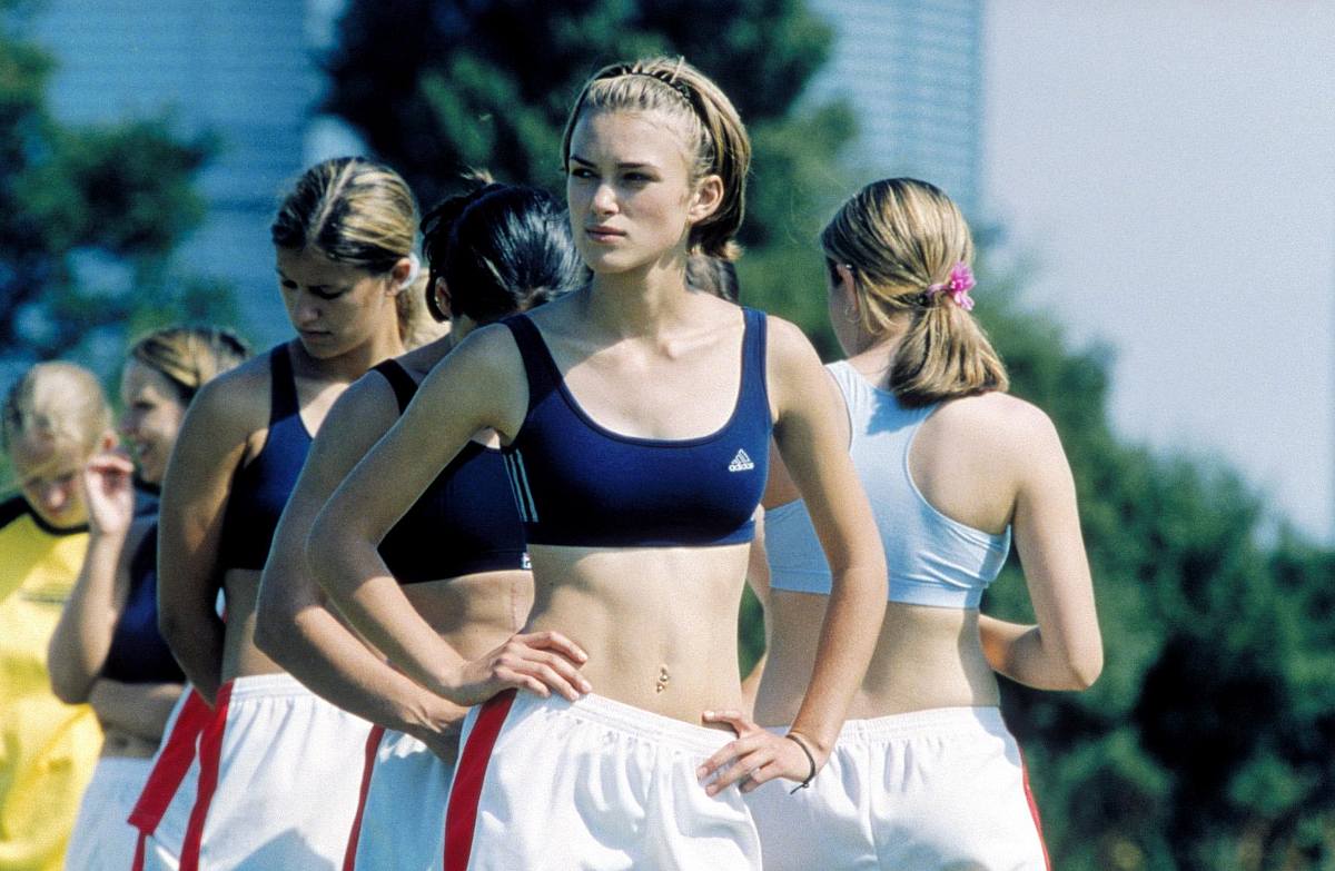 Szene aus Kick It Like Beckham mit Keira Knightley als Jules – der Kultfilm bekommt eine Fortsetzung. Szene aus Kick It Like Beckham mit Keira Knightley als Jules – der Kultfilm bekommt eine Fortsetzung.