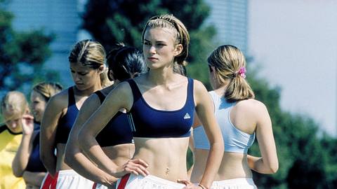 Szene aus Kick It Like Beckham mit Keira Knightley als Jules – der Kultfilm bekommt eine Fortsetzung. - Foto: Media Press
