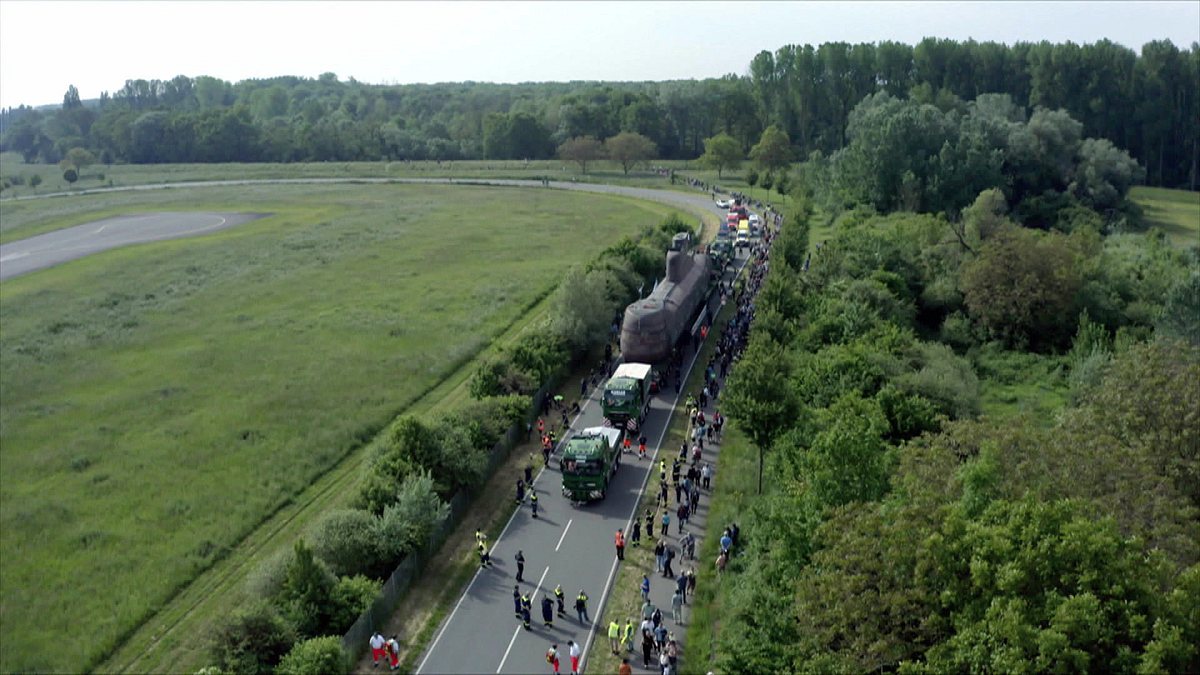 Schwertransport ins Museum - U17 auf letzter Fahrt schwertransport ins museum - u17 auf letzter fahrt