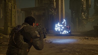 Der Protagonist von Saros trägt eine Waffe im Anschlag und wird per Bullet Hell attackiert - Foto: Housemarque / Sony PlayStation