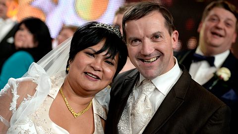 Bauer sucht Frau - Narumol hat einen neuen Job - sie designt Dirdl.jpg