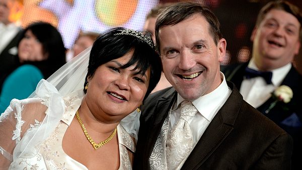 Bauer sucht Frau - Narumol hat einen neuen Job - sie designt Dirdl.jpg