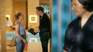 Maximillian beobachtet Valea und Deniz - Foto: RTL