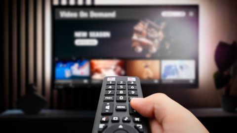 55-Zoll-Fernseher günstig kaufen: Das sind die besten Deals - Foto: iStock / simpson33