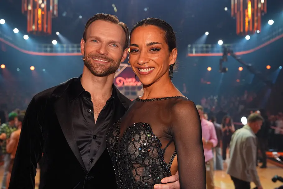 Nadja Benaissa (44) und ihr Partner Vadim Garbuzov (38) lächeln in die Kamera