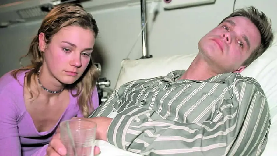 Flo musste sich von ihrer großen Liebe Andy verabschieden. Flo am Krankenbett ihres Freundes Andy.