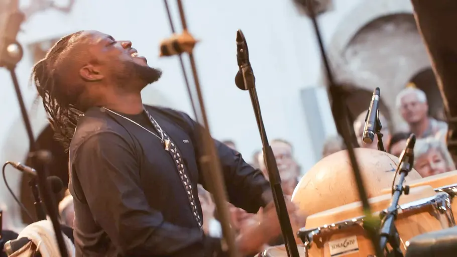 Abel Selaocoe beim Rheingau Musik Festival 2025 abel selaocoe beim rheingau musik festival 2025