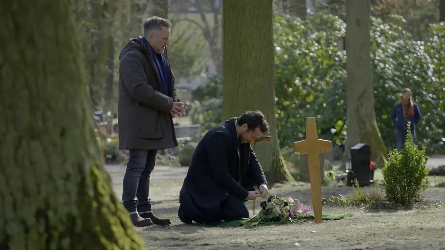 Carlos trauert um Zoe. Bei ihm ist Michi.