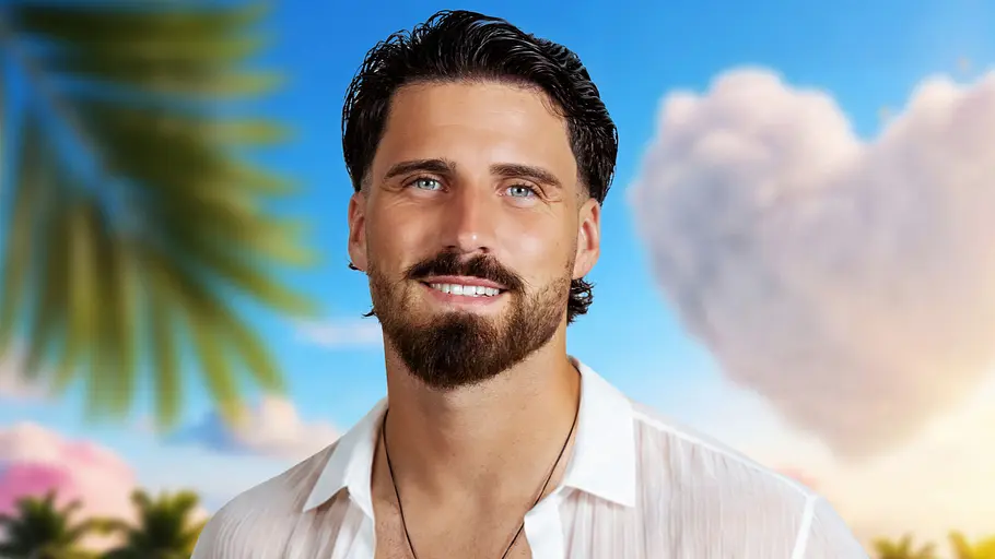 Patrick Papachristodoulou versuchte zuletzt bei Make Love, Fake Love sein Glück. Patrick Papachristodoulou lächelt vor Palmen-Kulisse.