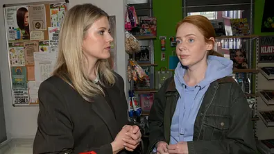 Alicia schaut Toni ernst an, die wirkt resigniert. - Foto: RTL / Rolf Baumgartner Alicia schaut Toni ernst an, die wirkt resigniert. - Foto: RTL / Rolf Baumgartner
