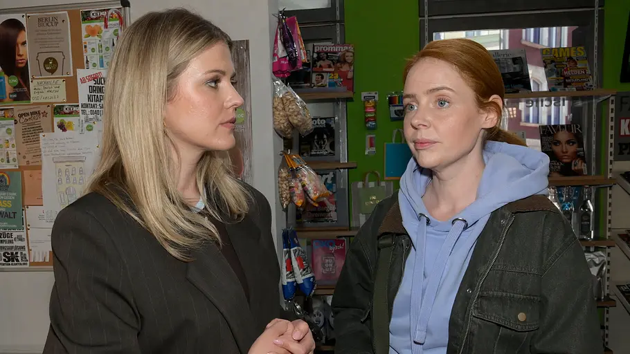 Toni verliert auch noch ihren Job. Alicia schaut Toni ernst an, die wirkt resigniert.