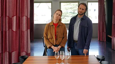 Das Ermittlerduo Sonja Schwarz (Chiara Schoras, li.) und ihr Kollege Jonas Kerschbaumer (Gabriel Raab, re.) zweifelt. - Foto: ARD Degeto Film/Hans Joachim Pfeiffer