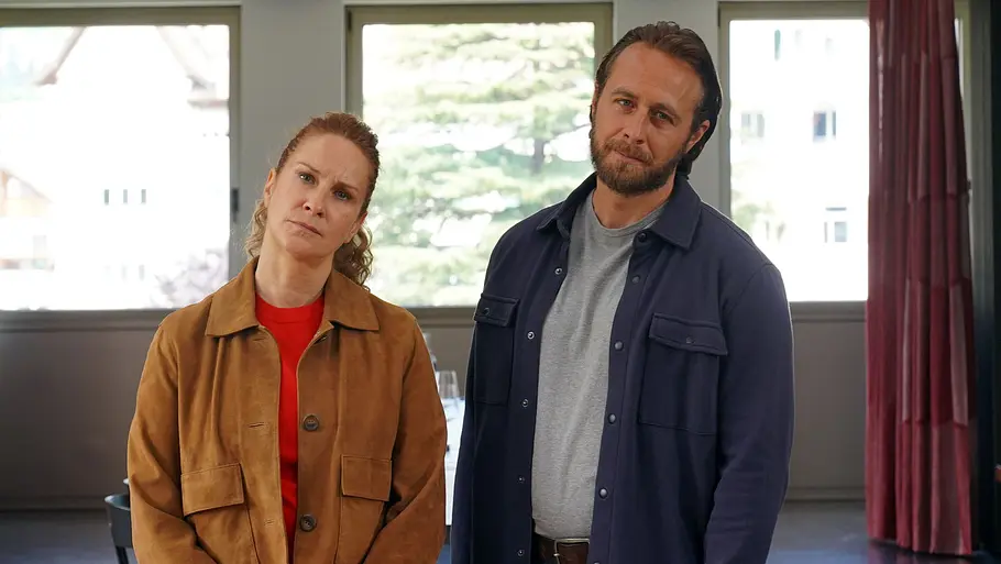 Das Ermittlerduo Sonja Schwarz (Chiara Schoras, li.) und ihr Kollege Jonas Kerschbaumer (Gabriel Raab, re.) zweifelt. Das Ermittlerduo Sonja Schwarz (Chiara Schoras, li.) und ihr Kollege Jonas Kerschbaumer (Gabriel Raab, re.) zweifelt.