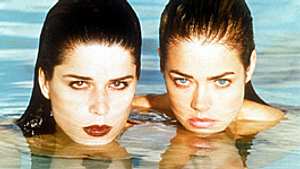 Neve Campbell und Denise Richards in Wild Things