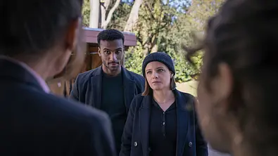 Jasna Fritzi Bauer (r. frontal) und Tijan Njie (l. frontal) stehen vor einer Mutter und Tochter, deren Gesichter man nicht sehen kann.  - Foto: Radio Bremen/Magdalena Stengel