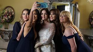 Aria (Lucy Hale, Mitte) soll bei PLL endlich heiraten. Foto: Freeform - Foto: Aria (Lucy Hale, Mitte) soll bei PLL endlich heiraten. Foto: Freeform