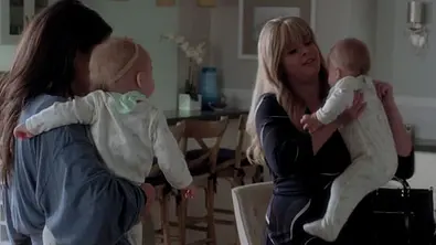 Emily und Alison haben Zwillinge bekommen. Foto: Freeform - Foto: Emily und Alison haben Zwillinge bekommen. Foto: Freeform