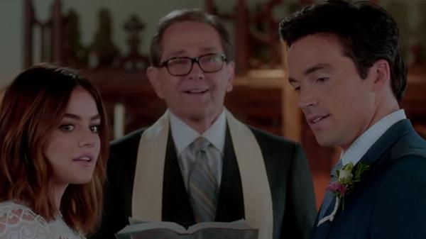 Aria und Ezra heiraten im PLL-Serienfinale. Foto: Freeform - Foto: Aria und Ezra heiraten im PLL-Serienfinale. Foto: Freeform