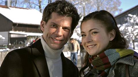 „Sturm der Liebe“ - Staffel 1: Laura (Henriette Richter-Röhl) und Alexander (Gregory B. Waldis) - Foto: ARD